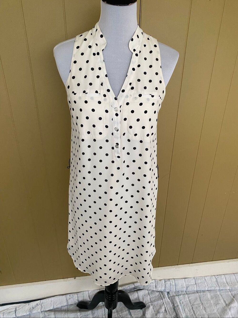 Express women S 3 button v-cut polka dot shift dress w/mock collar black & white